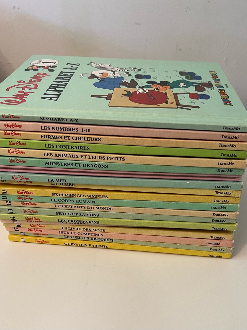 Vintage 1983 Walt Disney”J’apprends en m’amusant” Complete 19 volume, hardcover.